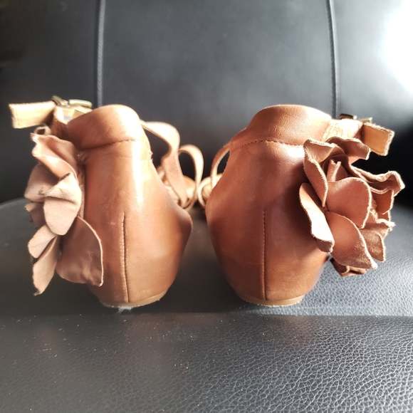 Gianni Bini 3D Flower Strappy Thong Slingback Flat Sandal Brown Leather Size 11 - Picture 6 of 10